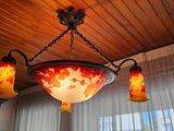 un lustre suspendu au plafond d'une pièce
