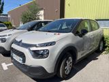 deux voitures garées l'une à côté de l'autre dans un parking