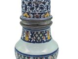 une image représentant un vase bleu et blanc muni d'un couvercle
