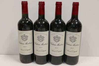 trois bouteilles de vin rouge sont alignées sur une table