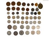 une image représentant une collection de pièces anciennes sur fond blanc