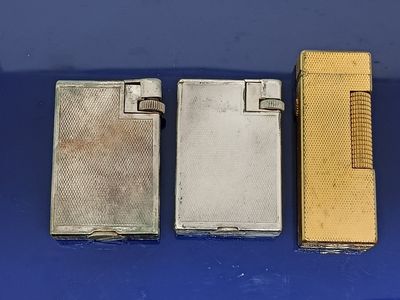 trois types différents de briquets posés sur une surface bleue