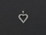 un pendentif en forme de cœur en diamant sur un fond noir