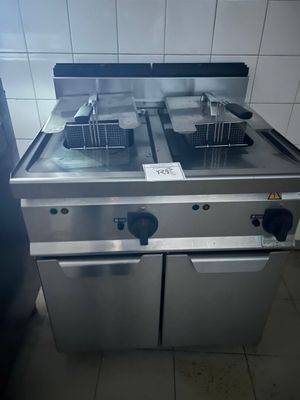 un réchaud en argent muni de deux friteuses, dans une cuisine