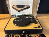 une photo d'un tourne-disque posé sur une table en bois