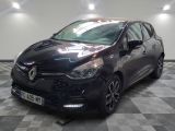 la voiture noire est garée sur un sol en damier dans le garage