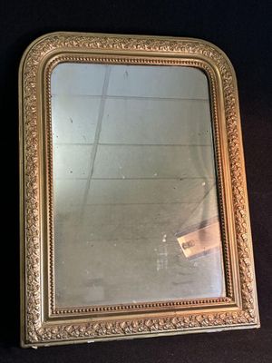 un miroir posé sur une table noire