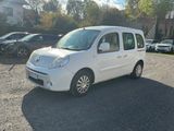 une petite camionnette blanche garée dans un parking