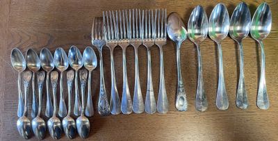 beaucoup de cuillères en argent et de cuillères sur une table
