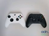 deux manettes de jeux vidéo posées côte à côte sur une table