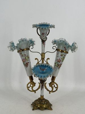 une photo d'un vase bleu et blanc orné de fleurs