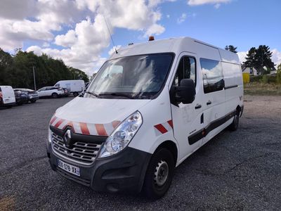 la photo d'une camionnette blanche garée sur un parking