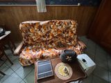 un salon avec un canapé et une table