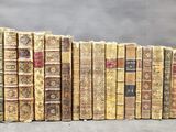 plusieurs vieux livres empilés sur une table