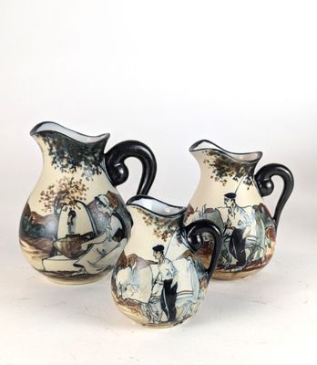 trois vases posés sur une surface blanche