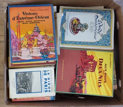 de nombreux livres dans la boîte posée sur la table