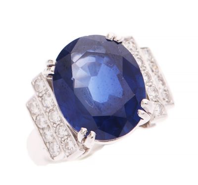 Bague ovale en saphir et diamant