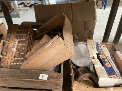 un tas de cartons, de bois et d'autres objets posés par terre