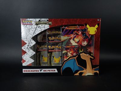 une boîte de cartes à collectionner Pokémon avec une figurine de dragon