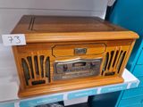 une radio en bois exposée dans un magasin