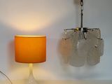 une lampe posée sur une table à côté d'une lampe