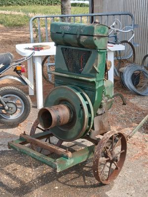 a small machine that is sitting on the ground