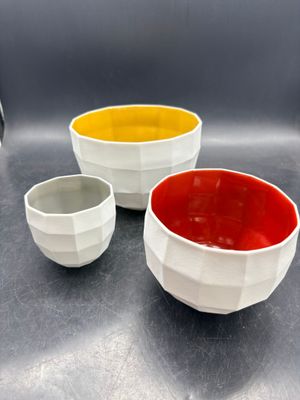 trois bols posés sur une table