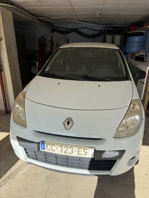 la photo d'une voiture garée dans un garage