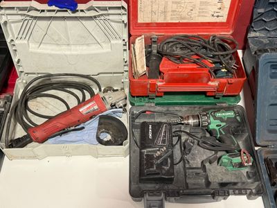 many tools that are sitting on a table