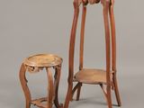 deux meubles, dont une table, un tabouret et un tabouret