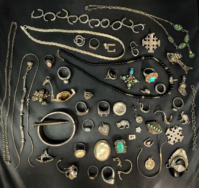 de nombreux types de bijoux exposés sur un fond noir