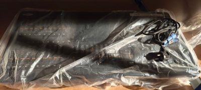 un sac en plastique contenant un appareil électronique quelconque