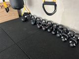 des kettlebells alignés en rang dans une salle de CrossFit