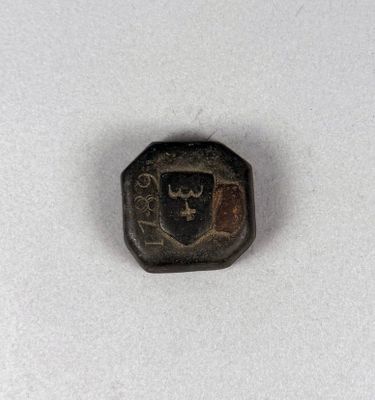 gros plan d'un petit objet métallique sur une surface blanche
