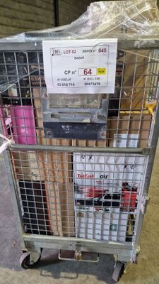 un panier d'achat contenant beaucoup d'articles
