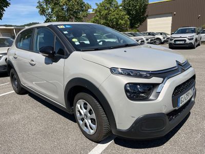 La Citroën blanche est garée sur un parking avec d'autres voitures