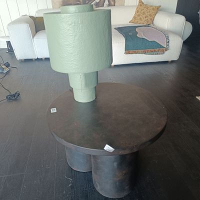 une table sur laquelle est posée une lampe, dans un salon