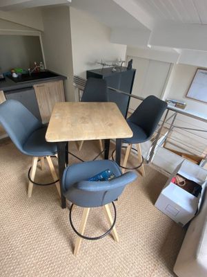 une petite table et des chaises dans une petite pièce