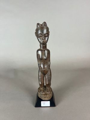 un gros plan d'une statue représentant une personne posée sur un socle