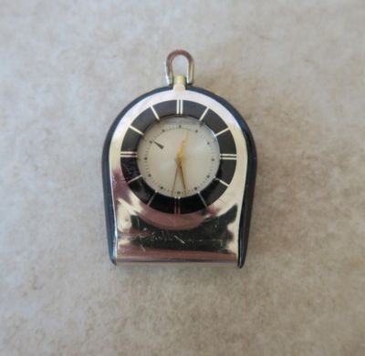 une petite horloge posée sur une table