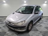 la photo d'une voiture argentée garée dans un garage