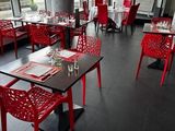 des tables et des chaises dans un restaurant offrant une vue sur la ville