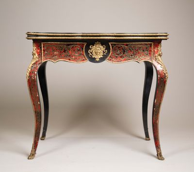 une table rouge et noire surmontée d'une tête de lion