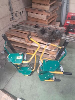 une pile de palettes en bois et deux outils à main posés sur une palette