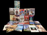 un grand nombre de livres posés sur une table