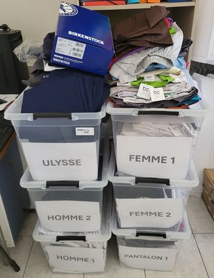 Six bacs de blouses et pantalons :