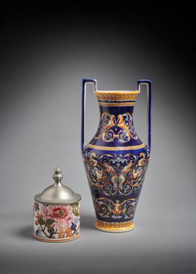 deux vases posés l'un à côté de l'autre sur une table