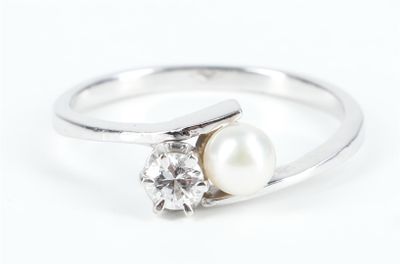une image d'une bague en perles et diamants sur fond blanc