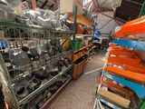 de nombreuses casseroles et poêles sur les étagères du magasin