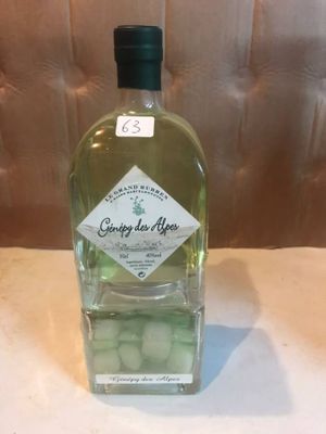 une bouteille d'alcool posée sur une table